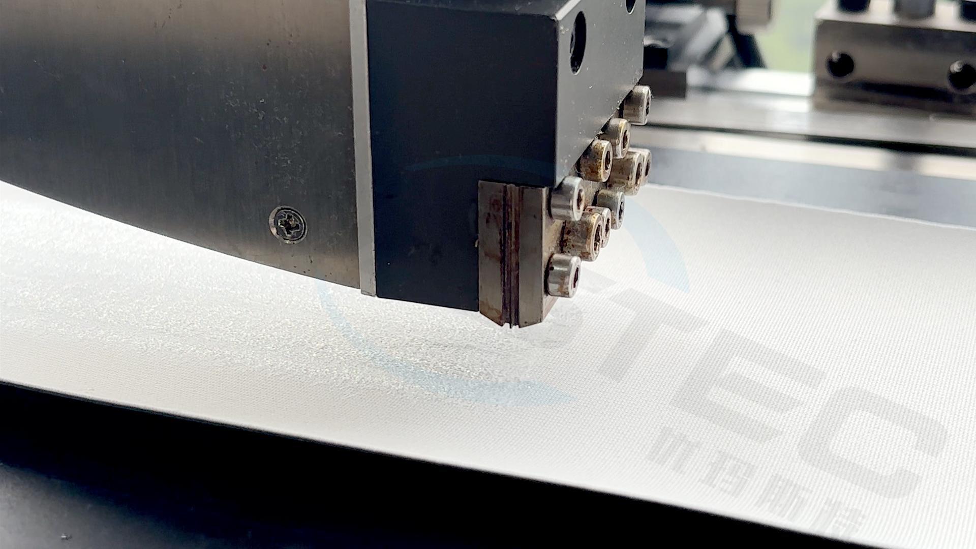 汽车内饰喷胶粘接
